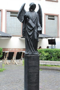 #FrankfurterEngel #RosemarieTrockel #Mahnmal #Homosexuellenverfolgung #FrankfurtMain #Klaus-Mann-Platz #Innenstadt #Bronzeskulptur #GedenkenHomosexuellenverfolgung