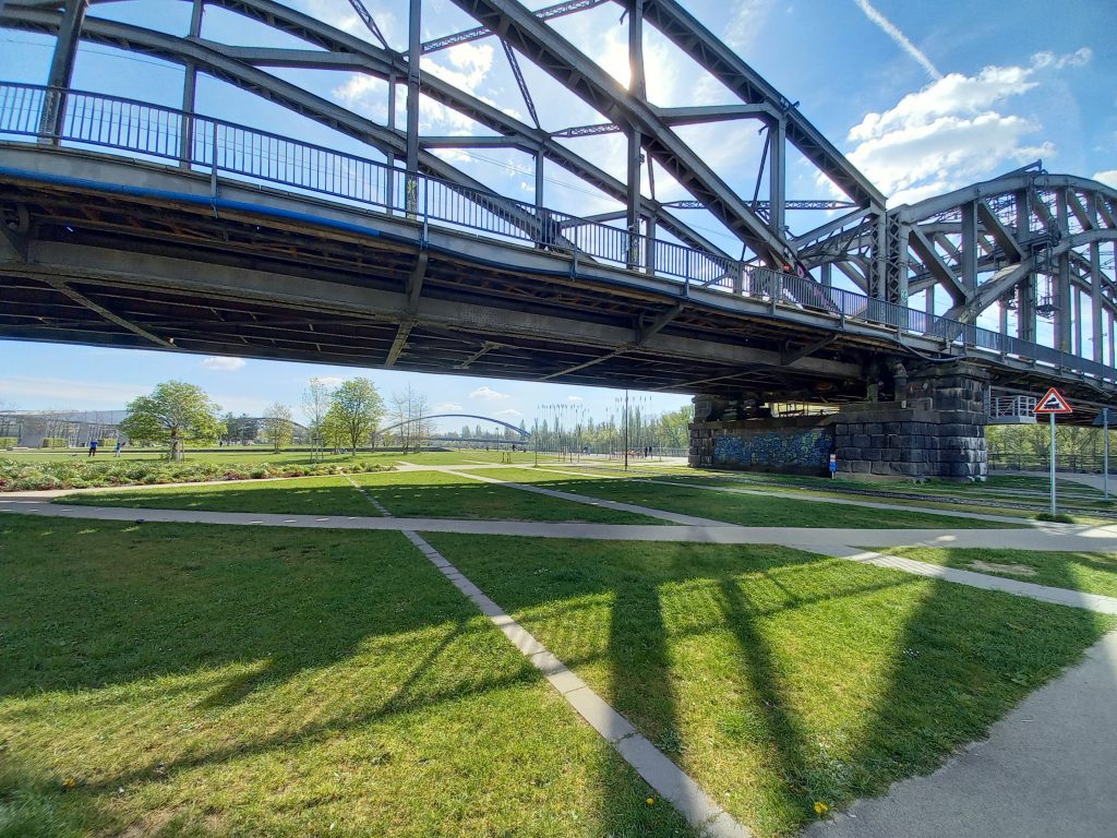 Unter der Deutschherrnbrücke/ Foto: Karola NederKN