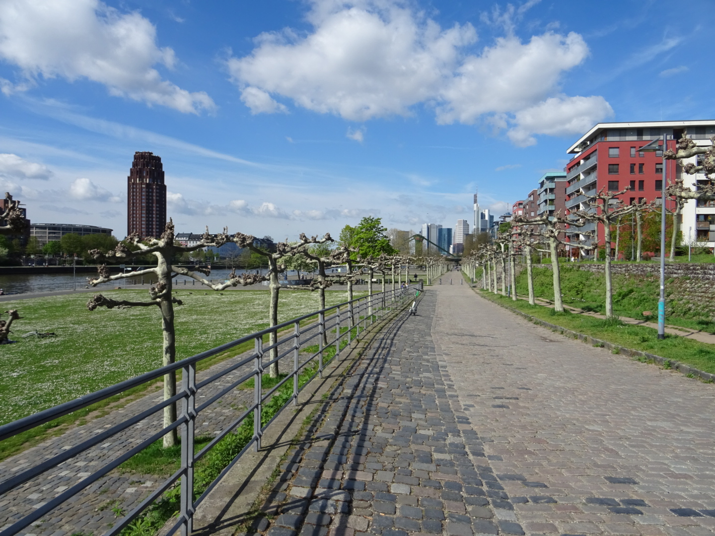 Promenade mit Skylineblick - Weseler Werft/ Foto: Karola Neder