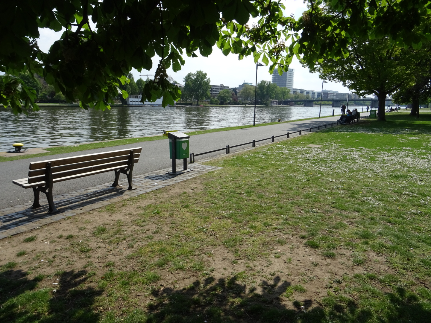 Frankfurt Bahnhofsviertel - Mainufer/ Foto: Karola Neder