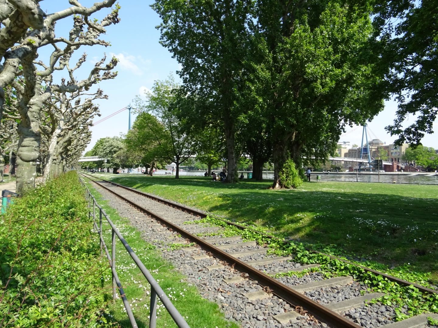 Frankfurt Bahnhofsviertel - Mainufer/ Foto: Karola Neder