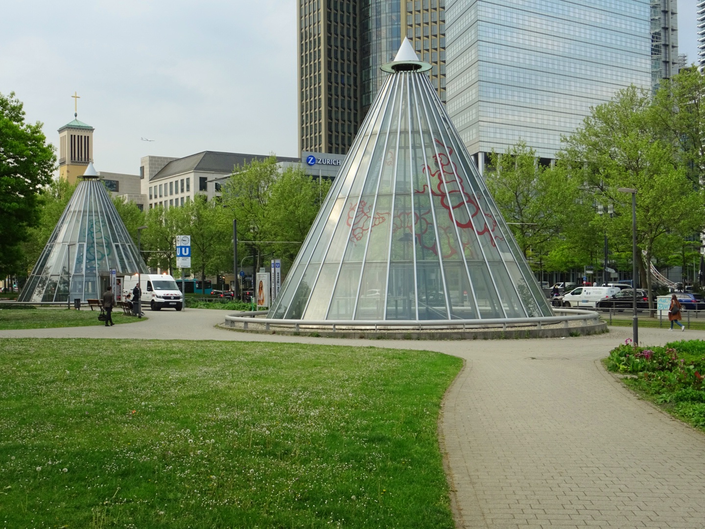 Friedrich Ebert Anlage, Glaskegel mit Zugang zur U-Bahn-Station/ Foto: Karola Neder