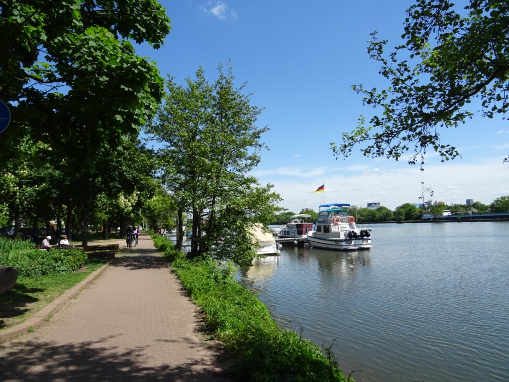 Uferpromenade in Frankfurt Griesheim