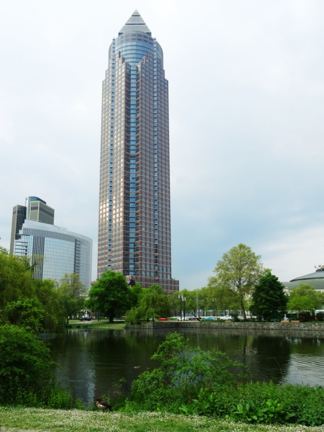 Ludwig Erhard Anlage, Blick auf den Messeturm/ Foto: Karola Neder