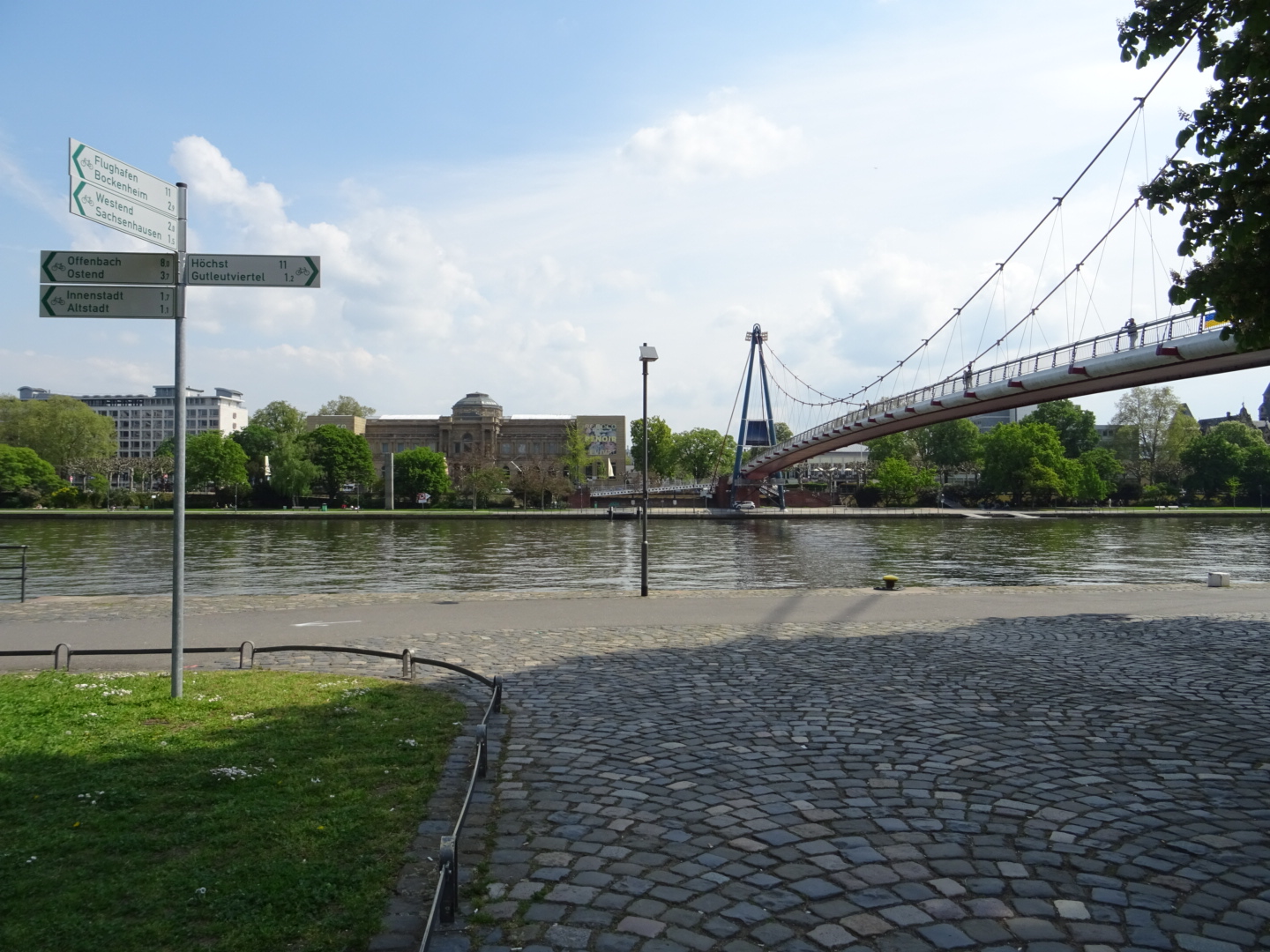 Mainufer am Holbeinsteg/ Foto: Karola Neder