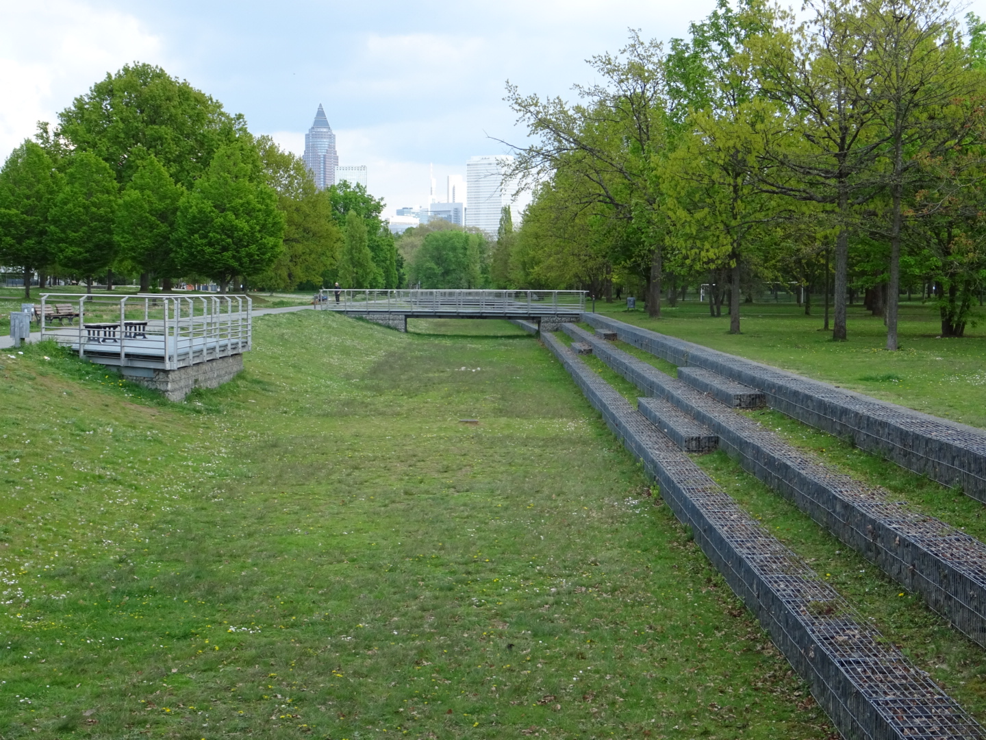 Gabionen-Wände im Neuen Rebstockpark/ Foto: Karola Neder