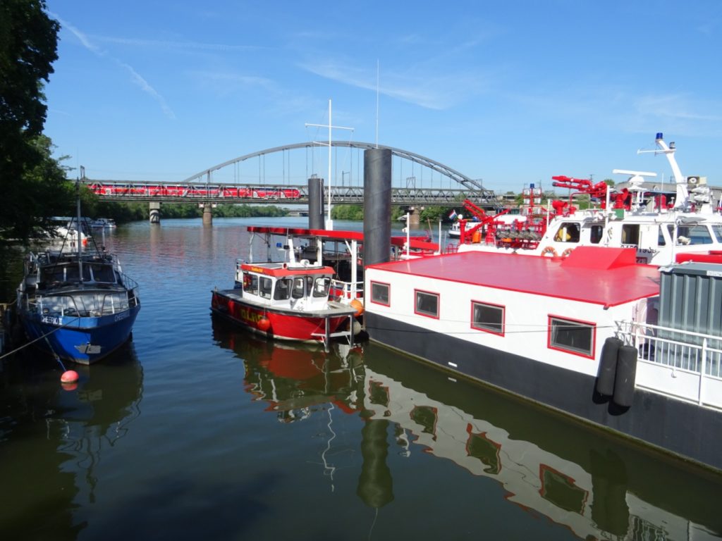 Feuerlöschboot am Niederräder Mainufer