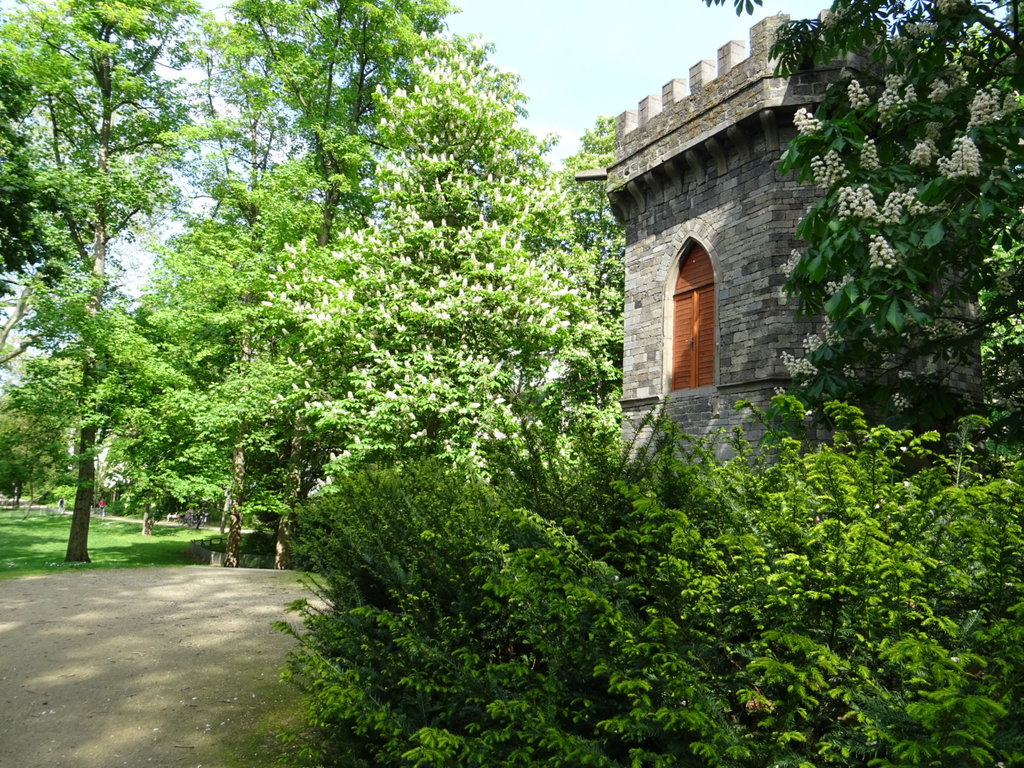 Neugotischer Turm im Rothschildpark/ Foto: Karola Neder