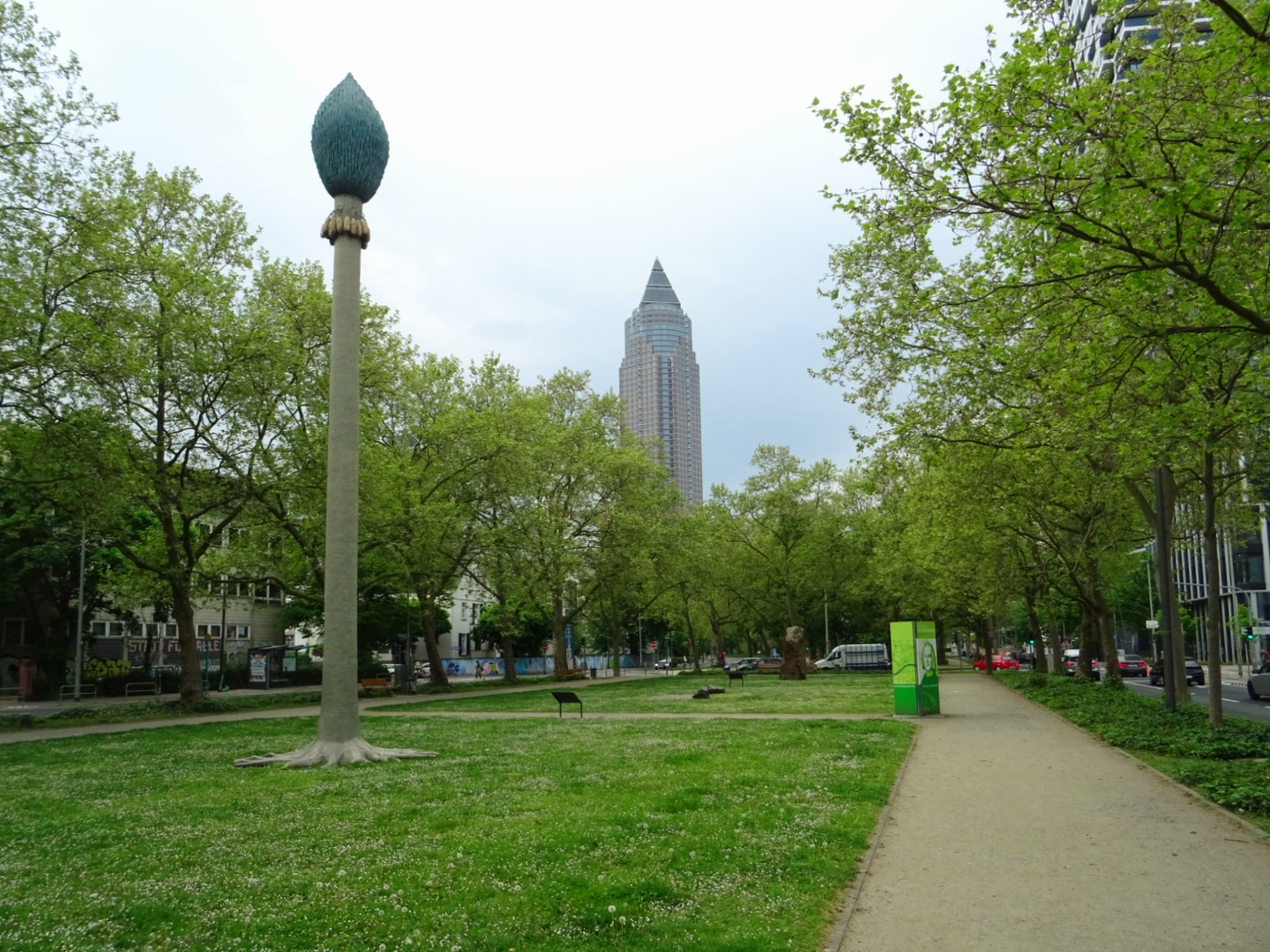 Frankfurt Westend, Senckenberganlage, Blick auf den Messeturm/ Foto: Karola Neder