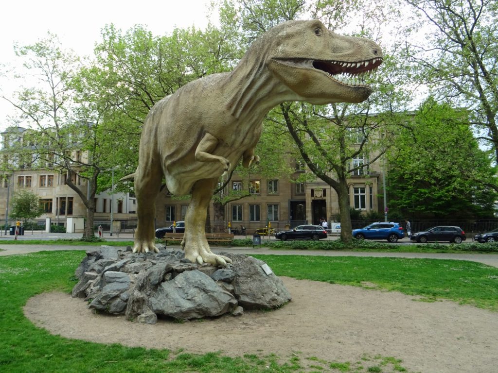 Dinosaurier-Skulptur in der Senckenberganlage, Frankfurt Westend/ Foto: Karola Neder