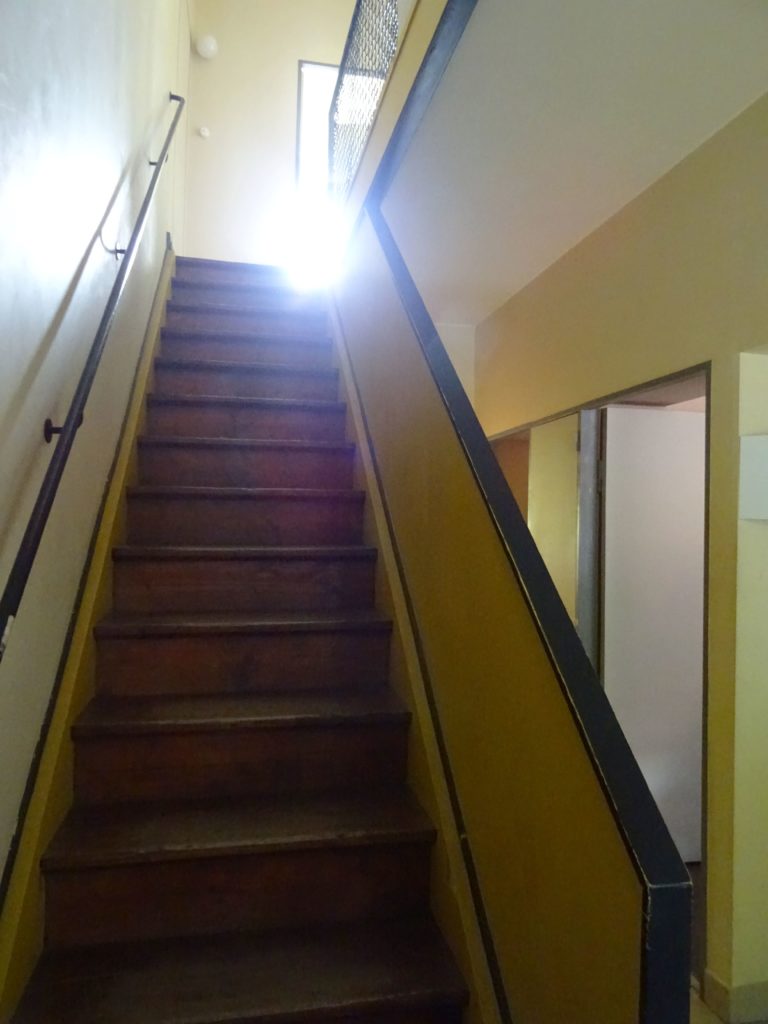 ernst-may-haus: Treppe zur oberen Etage