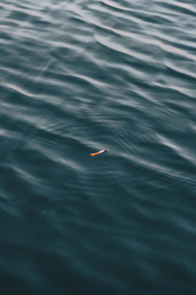 Zigarettenkippe im Wasser