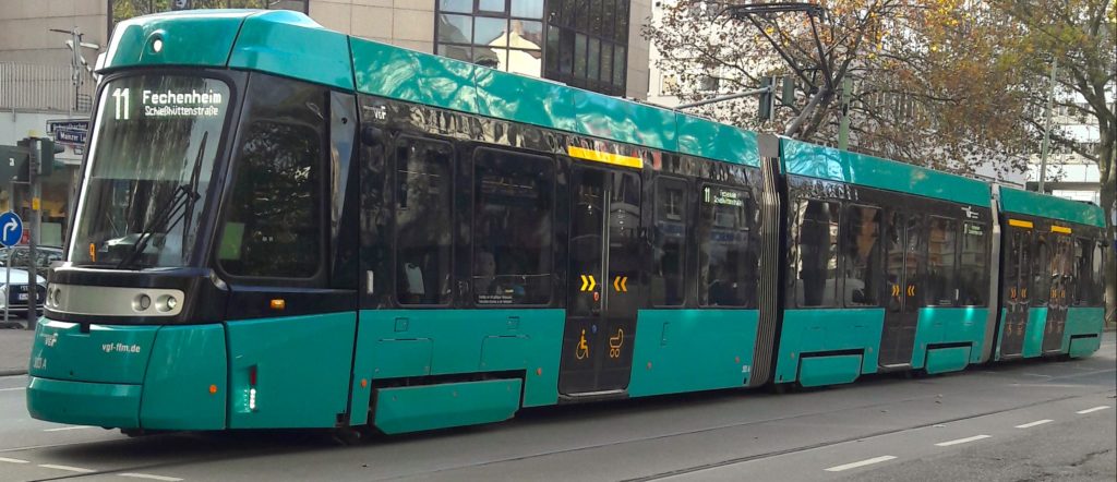 Die neuste Generation der Straßenbahn der T-Wagen im Einsatz.