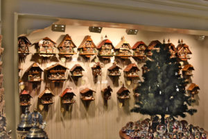 #Handwerkskunst am Römer #Erzgebirgisches Kunstgewerbe #Kuckucksuhren #Weihnachten #Schneekugeln