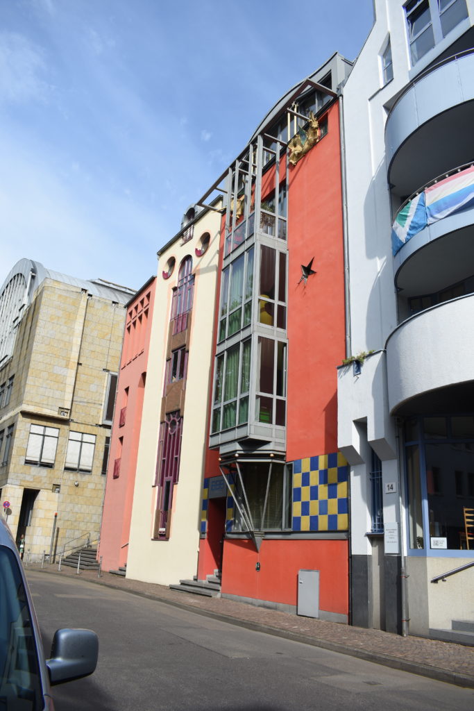 #Saalgasse #Altstadt #Postmoderne #Häuserzeile