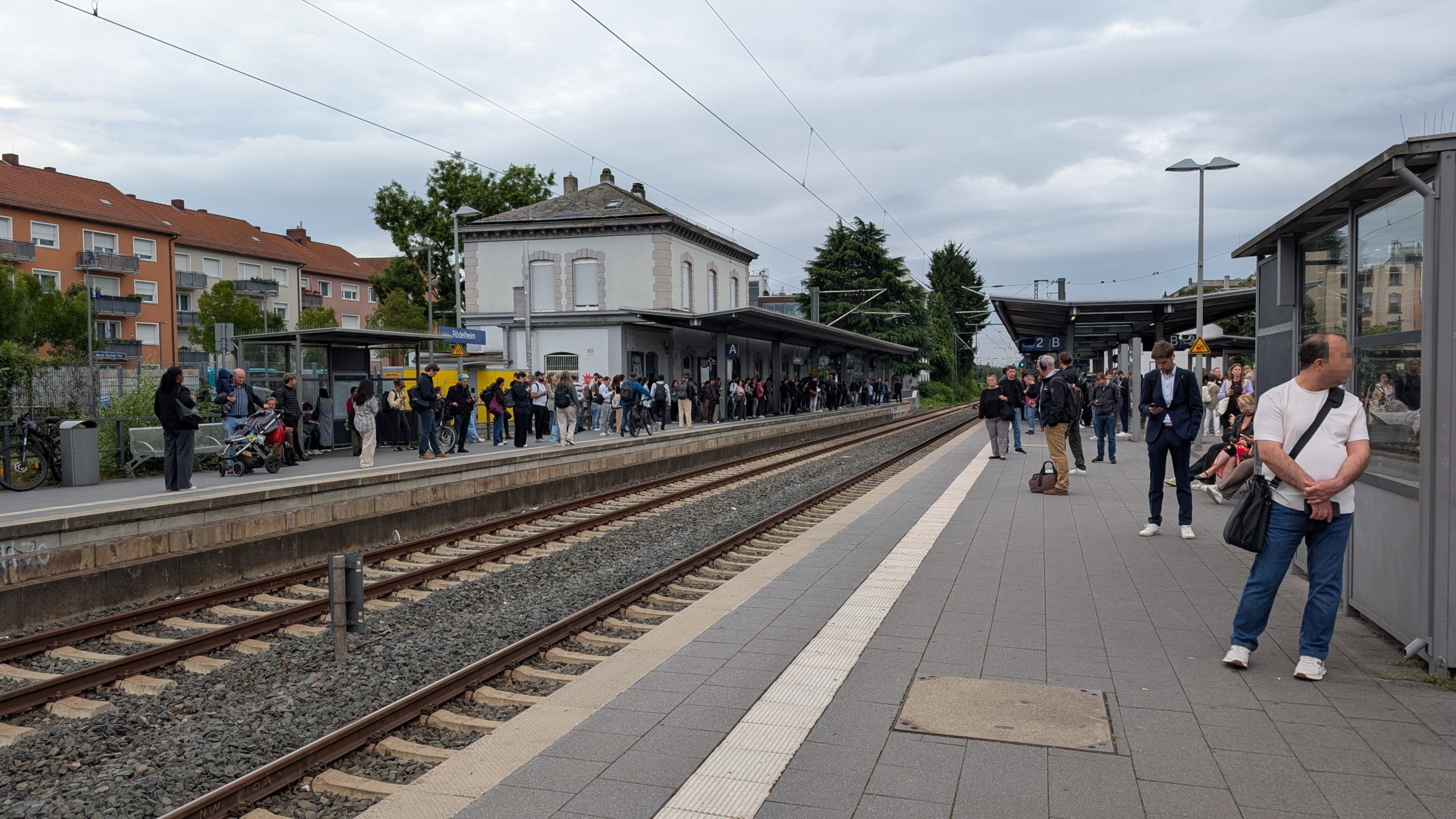 Kommentar –  Frankfurts Pendler in der Warteschleife: wenn der ÖPNV zur Geduldsprobe wird