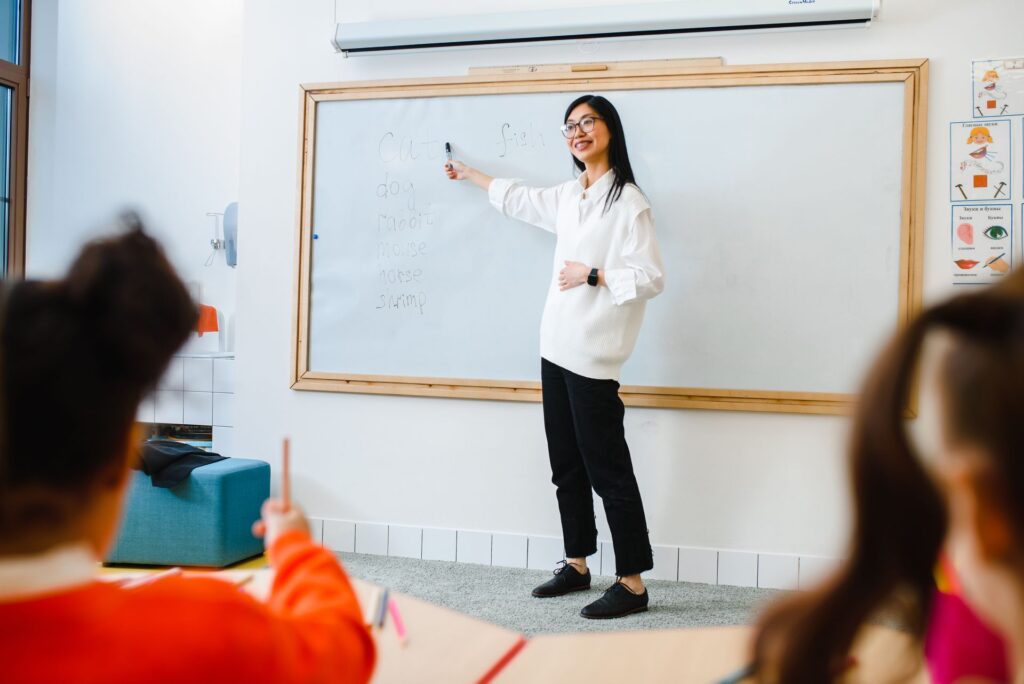 #teacher #Lehrerin #Klasse #class #Schule #school #Tafel #whiteboard