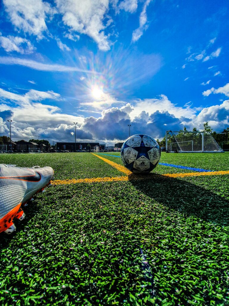 Fußball, Rasen, Fußballplatz, Kicken