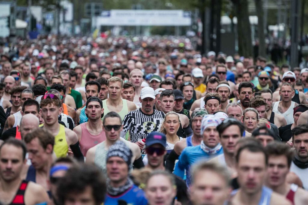 Mainova Frankfurt Marathon, joggende Menschen, Brezellauf